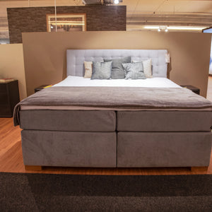 Boxspringbett Lorene Fancy Eisblau 180x200 cm mit Bettkasten und Topper – Abverkauf Möbel Graf Dresden – Art.-Nr. 229225.1.10