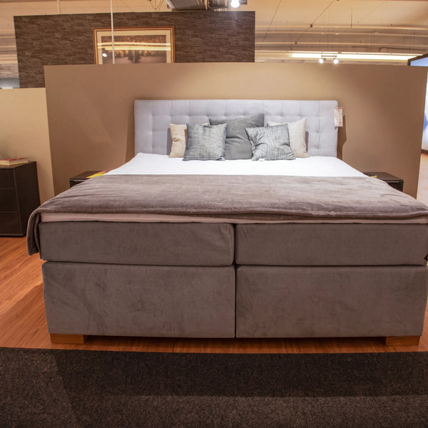 Boxspringbett Lorene Fancy Eisblau 180x200 cm mit Bettkasten und Topper – Abverkauf Möbel Graf Dresden – Art.-Nr. 229225.1.10