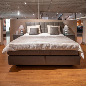 Boxspringbett Toska stone 180x200 cm mit 2 Konsolen, Topper und Tagesdecke – Abverkauf Möbel Graf Dresden – Art.-Nr. 20944..31