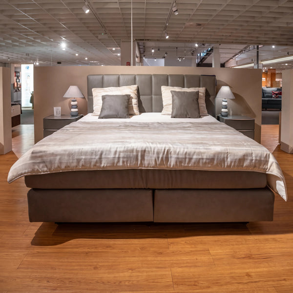 Boxspringbett Toska stone 180x200 cm mit 2 Konsolen, Topper und Tagesdecke – Abverkauf Möbel Graf Dresden – Art.-Nr. 20944..31