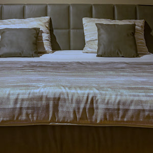 Boxspringbett Toska stone 180x200 cm mit 2 Konsolen, Topper und Tagesdecke Detailansicht Material und Verarbeitung – Möbel Graf Dresden – Art.-Nr. 20944..31