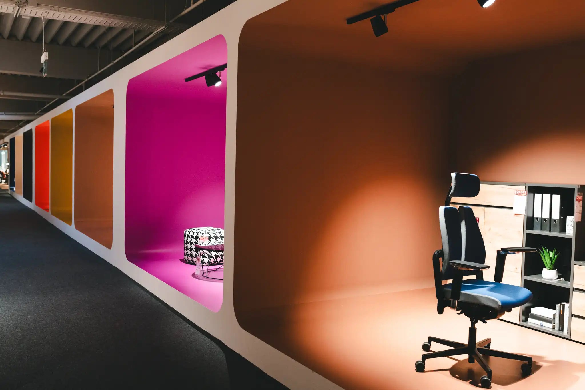Büromöbel Ausstellung im Möbelhaus Heidenau – ergonomischer Bürostuhl und Homeoffice-Einrichtung bei Möbel Graf