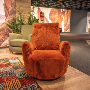 Drehsessel Blobb im flauschigen Fuzzy-Bezug Terracotta mit Schaukelfunktion im Showroom – Abverkauf Möbel Graf Dresden – Art.-Nr. 21568..10