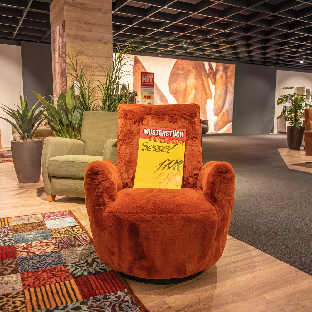 Drehsessel Blobb im flauschigen Fuzzy-Bezug Terracotta mit Schaukelfunktion im Showroom – Musterstück-Preisschild – Art.-Nr. 21568..10