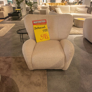 Drehsessel Martinez in cremefarbener Bouclé-Optik mit schwarzen Metallfüßen im Showroom – Musterstück-Preisschild – Art.-Nr. 21766..10