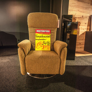 Fernsehsessel Malibu im olivgrünen Stoff Cosy mit Metall-Tellerfuß in der Ausstellung – Musterstück-Preisschild – Art.-Nr. 181043.2.21