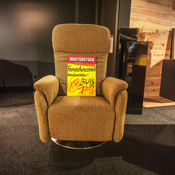Fernsehsessel Malibu im olivgrünen Stoff Cosy mit Metall-Tellerfuß in der Ausstellung – Musterstück-Preisschild – Art.-Nr. 181043.2.21