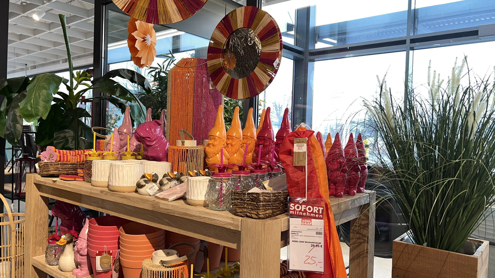Gartenaccessoires und Dekoration im Eingangsbereich der Gartenausstellung – Einrichtungshaus bei Heidenau, Möbel Graf