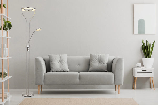 Deckenfluter Globo Ebro mit Leselicht neben dem Sessel im Wohnzimmer, dimmbares LED-Licht, Nickel matt