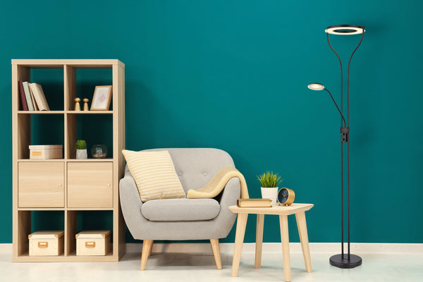 Deckenfluter Globo Ebro mit Leselicht neben dem Sessel im Wohnzimmer, dimmbares LED-Licht, Schwarz – Möbel Graf Pirna/Dresden
