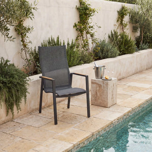 Hochlehner Rügen Gartenstuhl mit Teak-Armlehnen und Aluminiumgestell in Anthrazit