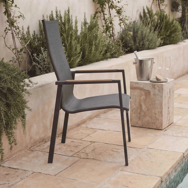 Hochlehner Rügen Gartenstuhl mit Teak-Armlehnen und Aluminiumgestell in Anthrazit