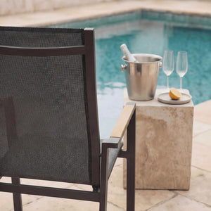 Moderner Hochlehner Rügen mit Teakholz-Armlehnen und anthrazitfarbenem Aluminiumgestell für Terrasse und Garten