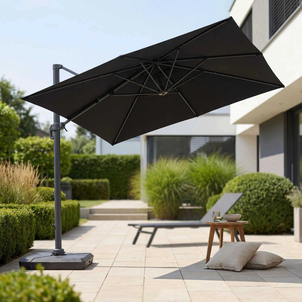 Moderner Ampelschirm Lexa 300x300 cm mit grauer Bespannung, Aluminiumgestell, 360° Schwenkfunktion und LED-Solarbeleuchtung