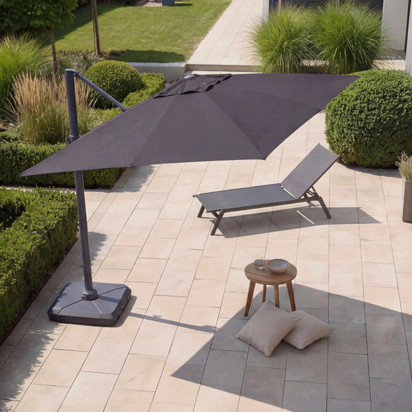 Moderner Ampelschirm Lexa 300x300 cm mit grauer Bespannung, Aluminiumgestell, LED-Solarlicht und Schirmfuß