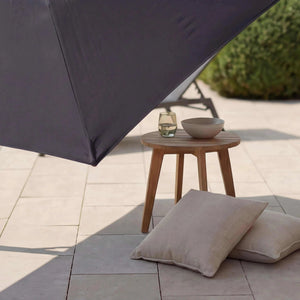 Moderner Ampelschirm Lexa 300x300 cm mit grauer Bespannung, Aluminiumgestell, Schirmfuß, Hülle und LED-Solarlicht