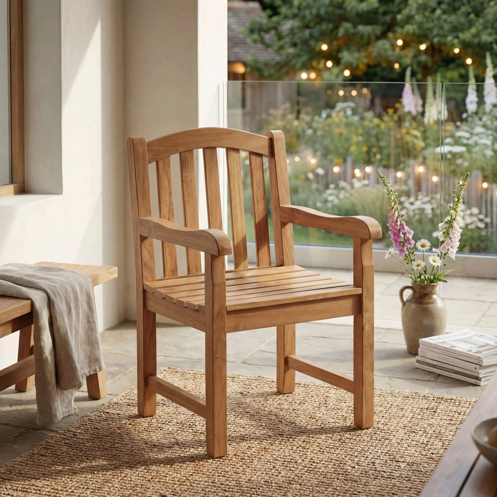 Gartensessel Carlton aus Sterling Teakholz mit klarer Form und natürlicher Ausstrahlung