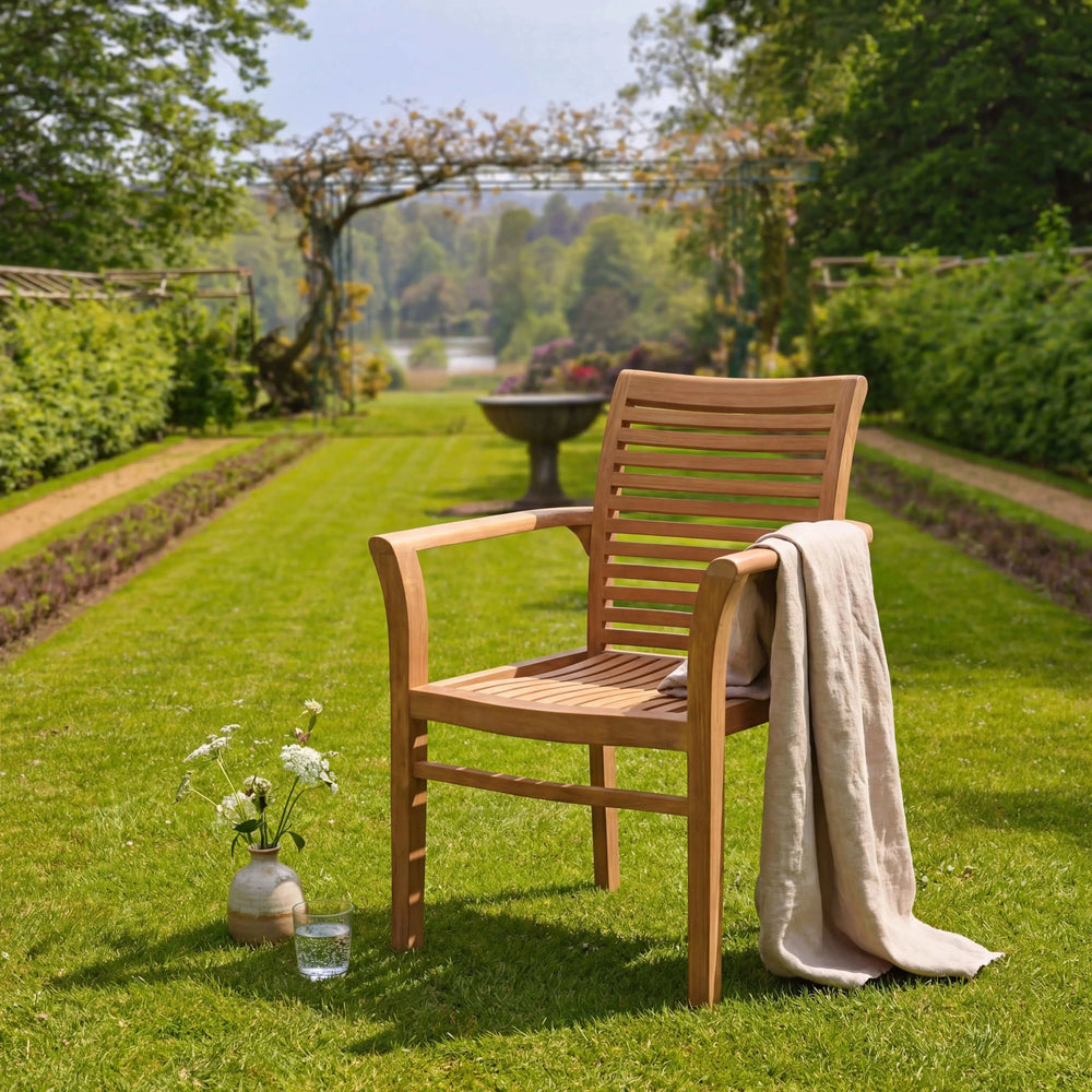 Stapelstuhl Curve aus teakfarbenem Teakholz für Garten und Terrasse mit stapelbarer Funktion und klarem Design