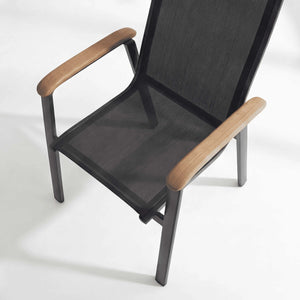 Moderner Stapelstuhl Reno mit Aluminiumgestell, Textilene-Bespannung und Teakholz-Armlehnen für Outdoor-Bereich