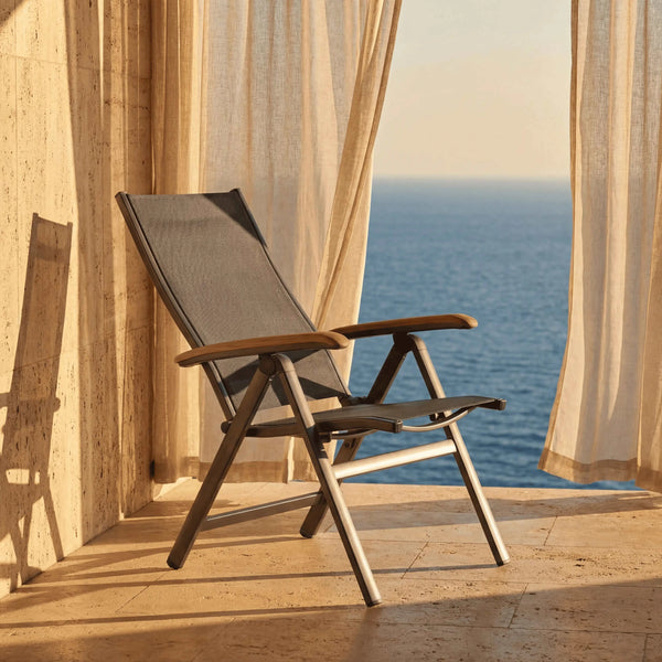 Multipositionsstuhl Reno mit Aluminiumgestell eisengrau, Textilene-Bespannung anthrazit und Teakholz-Armlehnen für Garten und Terrasse