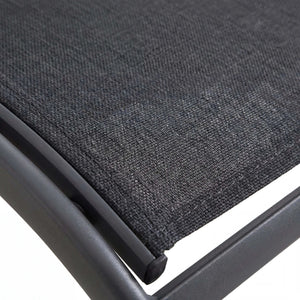 Gartenliege Kensington mit Aluminiumgestell in Iron Grey und anthrazitfarbener Textilen-Bespannung, rollbar, klappbar und stapelbar.