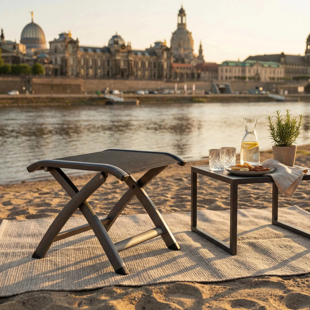 Moderner Gartenhocker Kensington mit pulverbeschichtetem Aluminiumgestell und wetterfester Textilen-Sitzfläche für Außenbereich.