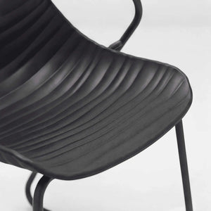 Schalenstuhl Stream mit dunkelgrauem Aluminiumgestell, Kunststoff-Sitzschale und Teakholz-Armlehnen, stapelbar für Außenbereich