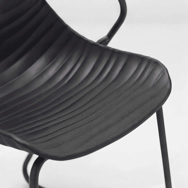 Schalenstuhl Stream mit dunkelgrauem Aluminiumgestell, Kunststoff-Sitzschale und Teakholz-Armlehnen, stapelbar für Außenbereich