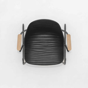 Schalenstuhl Stream mit dunkelgrauem Aluminiumgestell, schwarzer Sitzschale und Teakholz-Armlehnen, stapelbar und für Außenbereich geeignet