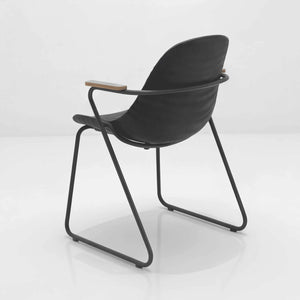 Schalenstuhl Stream mit dunkelgrauem Aluminiumgestell, schwarzer Kunststoff-Sitzschale und Teakholz-Armlehnen, stapelbar für Außenbereich