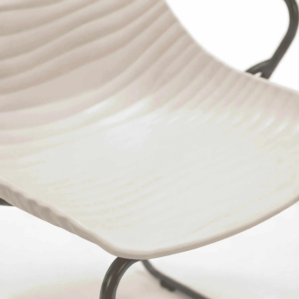 Schalenstuhl Stream mit dunkelgrauem Aluminiumgestell, schwarzer Kunststoff-Sitzschale und Teakholz-Armlehnen, stapelbar und modern.