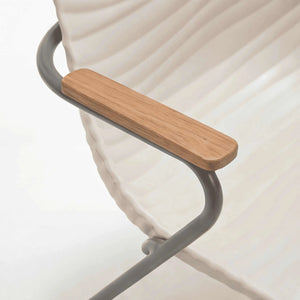 Schalenstuhl Stream mit dunkelgrauem Aluminiumgestell, schwarzer Kunststoff-Sitzschale und Teakholz-Armlehnen, stapelbar für Außenbereich