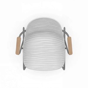 Moderner Schalenstuhl Stream mit dunkelgrauem Aluminiumgestell und Teakholz-Armlehnen, stapelbar und für Außenbereich geeignet