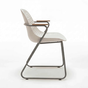 Schalenstuhl Stream mit dunkelgrauem Aluminiumgestell, schwarzer Kunststoff-Sitzschale und Teakholz-Armlehnen, stapelbar für Außenbereich