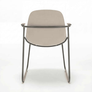 Schalenstuhl Stream mit dunkelgrauem Aluminiumgestell, schwarzer Sitzschale und Teakholz-Armlehnen, stapelbar und modern gestaltet