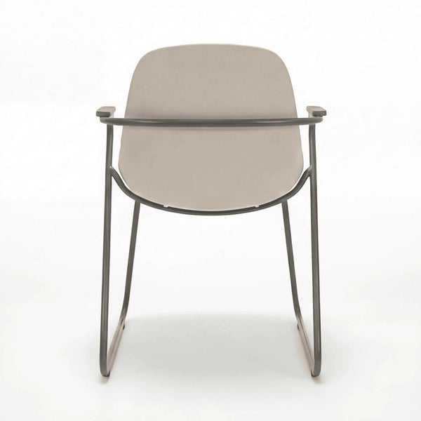 Schalenstuhl Stream mit dunkelgrauem Aluminiumgestell, schwarzer Sitzschale und Teakholz-Armlehnen, stapelbar und modern gestaltet