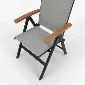 Positionsstuhl Calanda mit verstellbarer Rückenlehne, Aluminiumgestell und Holzarmlehnen, wetterbeständig und leicht