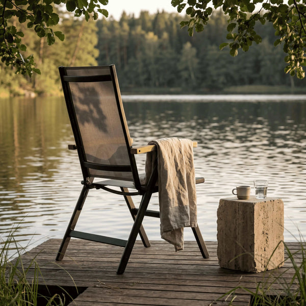 Moderner Positionsstuhl Calanda mit verstellbarer Rückenlehne und Armlehnen aus Holz auf Charcoal-Aluminiumgestell, wetterbeständig und leicht.
