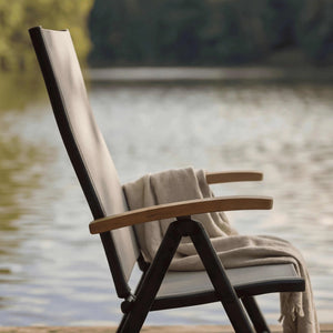 Positionsstuhl Calanda mit verstellbarer Rückenlehne, Aluminiumgestell und Holzarmlehnen, wetterbeständig für Garten und Balkon.