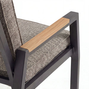 Moderner Positionsstuhl Spoga mit Aluminiumgestell, Teakholz-Armlehnen und silber-schwarzem Textilene-Gewebe.