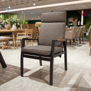 Positionsstuhl Spoga mit Aluminiumgestell, Textilene-Sitz und Teakholz-Armlehnen für Outdoor-Komfort