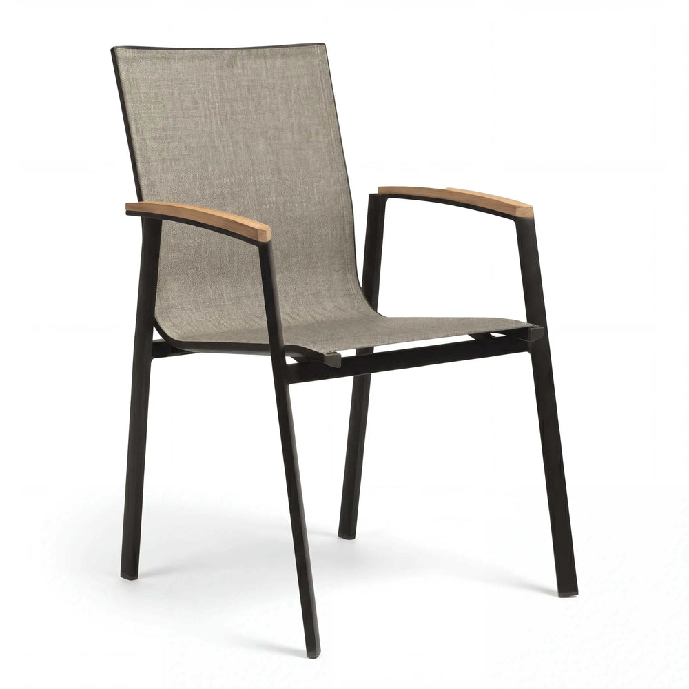 Moderner Stapelsessel NewTop mit schwarzen Aluminiumgestell, grauer Textilen-Sitzfläche und Teakarmlehnen.