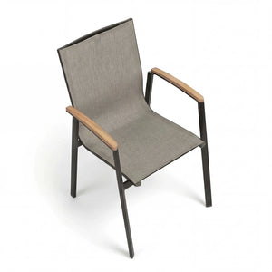 Moderner Stapelsessel NewTop mit schwarzem Aluminiumgestell, grauer Textilen-Sitzfläche und Teakarmlehnen für den Außenbereich