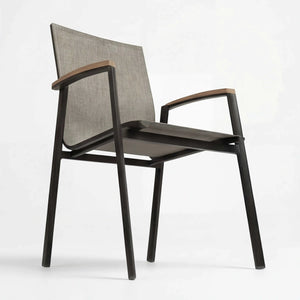 Stapelsessel NewTop mit schwarzem Aluminiumgestell, grauer Textilen-Sitzfläche und Teak-Armlehnen