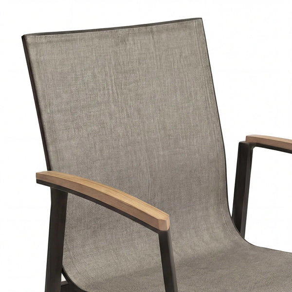 Stapelsessel NewTop mit schwarzem Aluminiumgestell, grauer Textilen-Sitzfläche und Teak-Armlehnen