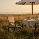 Moderner Stapelsessel NewTop mit schwarzen Aluminiumgestell, grauer Textilen-Sitzfläche und Teakarmlehnen.