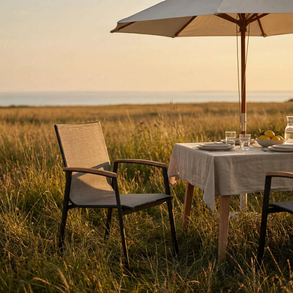 Moderner Stapelsessel NewTop mit schwarzen Aluminiumgestell, grauer Textilen-Sitzfläche und Teakarmlehnen.