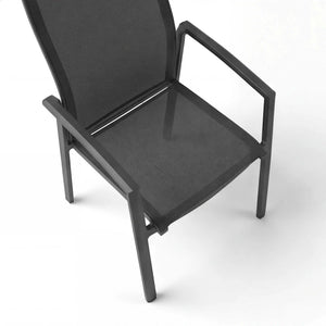 Moderner Stapelsessel Kari mit pulverbeschichtetem Aluminiumgestell und hoher Rückenlehne für komfortables Sitzen im Outdoor-Bereich