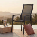 Moderner Stapelsessel Kari mit hoher Rückenlehne und pulverbeschichtetem Aluminiumgestell in Anthrazit