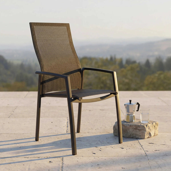 Moderner Stapelsessel Kari mit hoher Rückenlehne, pulverbeschichtetem Aluminiumgestell und Textilen-Bezug in Karbon